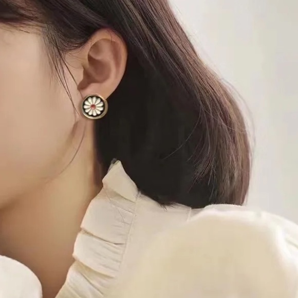 Gold plated round flower earrings - Picture 3 of 4